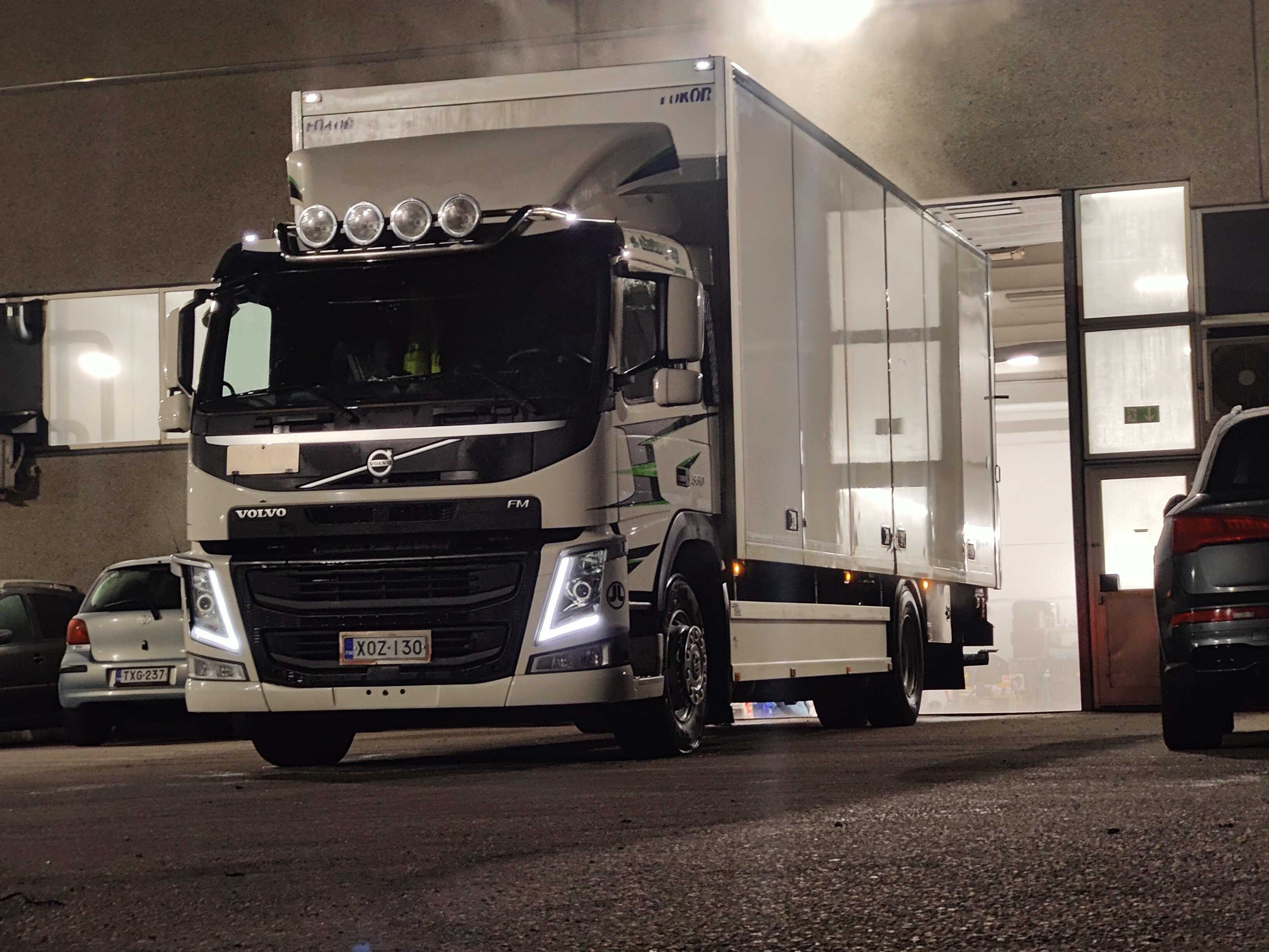 Volvo FM laatikkoauto pestynä yöllä